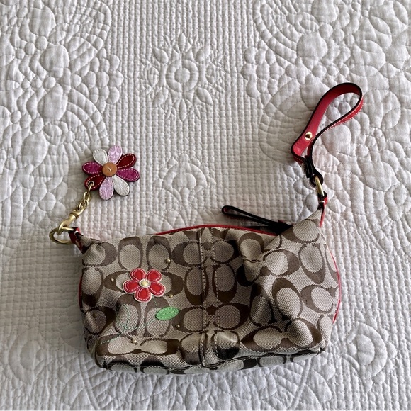 Adorable COACH Signature Collection mini handbag/wristlet with flower appliqué - Picture 8 of 16